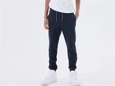 Dreng klædt i navy track pants fra Name It med justerbar talje og bindesnøre